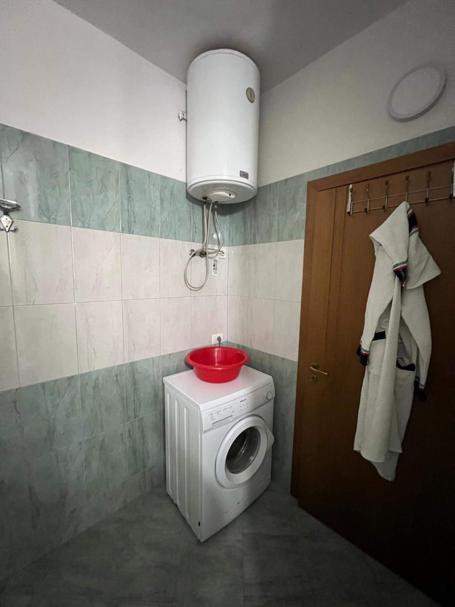 Vivi La Tua Vacanza Con L'Appartamento 1 Di Ervin! Enjoy Your Holiday With Ervin'S Apartment 1! Vlore Exterior photo